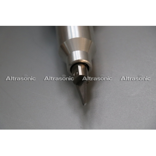 Ultrasonic knife with carbide blade, high speed cutting.